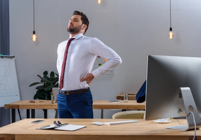 Blijf niet constant stil liggen, maar stap regelmatig rond of wissel van houding. Blijf niet constant stil liggen, maar stap regelmatig rond of wissel van houding.