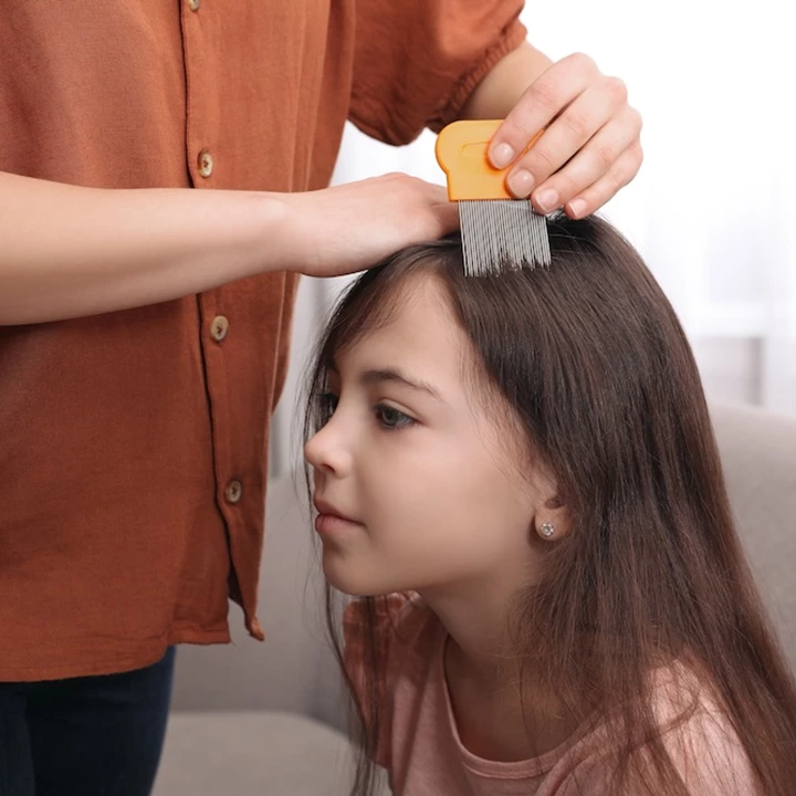 Efficiënt luizen behandelen met een luizenshampoo
