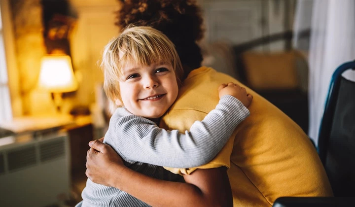 Reconnaître la présence de poux est essentiel. Chez les adultes comme chez les enfants. Reconnaître la présence de poux est essentiel. Chez les adultes comme chez les enfants.