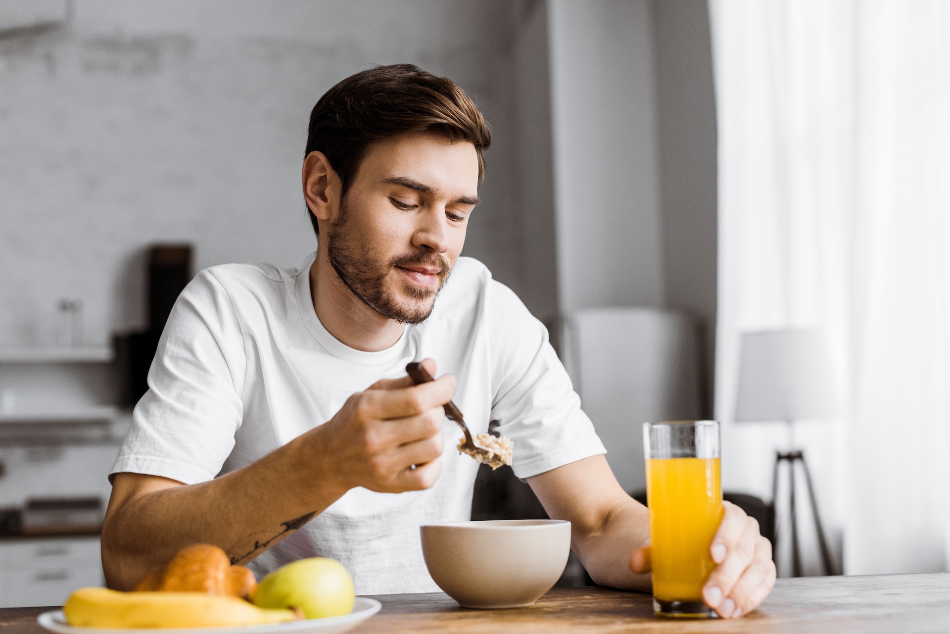 Vrouw drinkt citroenwater als snelle energieboost bij vermoeidheid