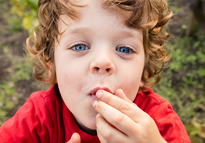 Kind neemt dagelijks een multivitamine gummy met fruitsmaak