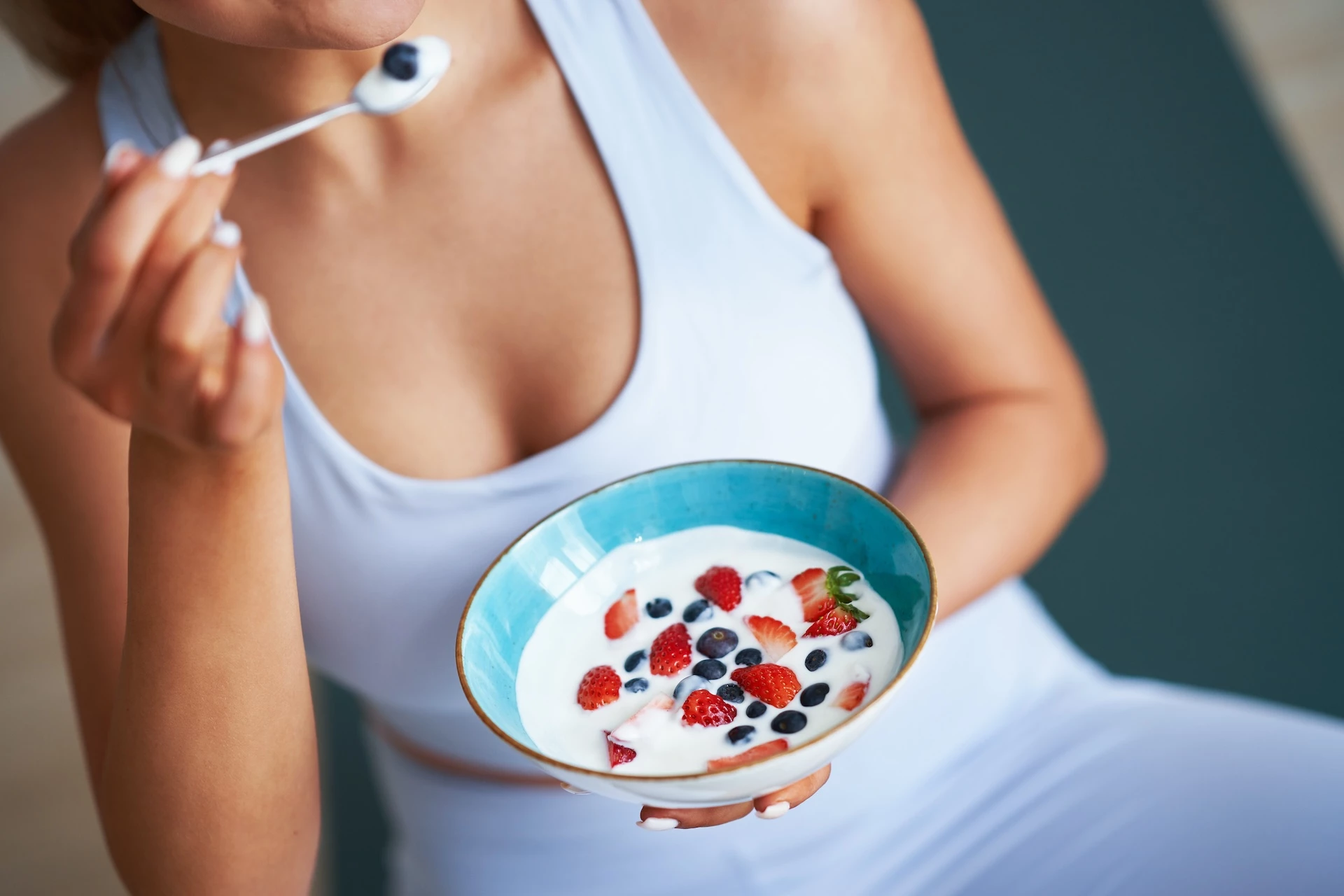 Yaourt grec avec des noix et des fruits, un aliment sain et riche en énergie Yaourt grec avec des noix et des fruits, un aliment sain et riche en énergie