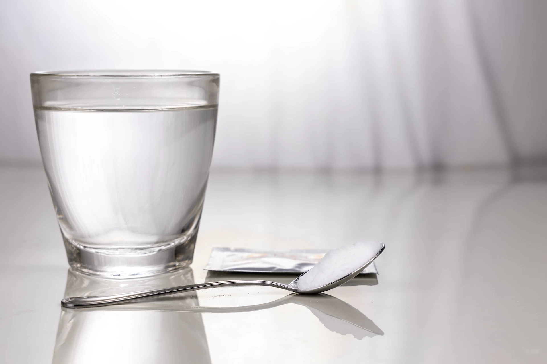 Un sachet d’ORS se dissout dans l’eau.