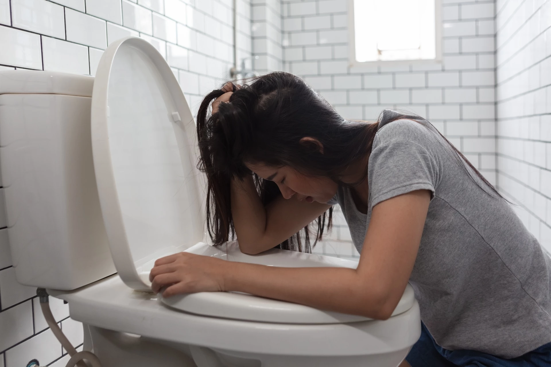 Un sachet d’ORS en poudre pour adultes à côté d'un verre d'eau, prêt à être dissout avant utilisation.