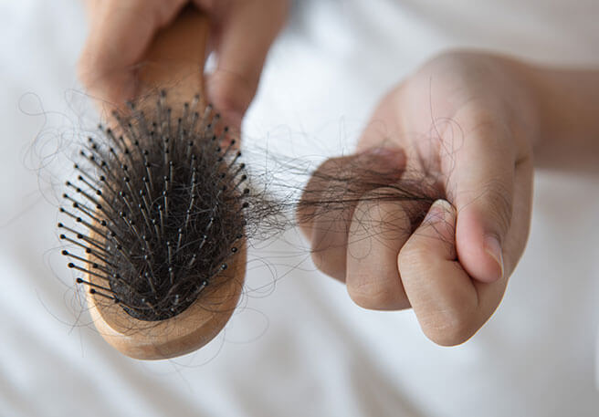 Door je borstels schoon te maken, verwijder je ook resten van stylingproducten die een veroorzaker van roos zijn. 