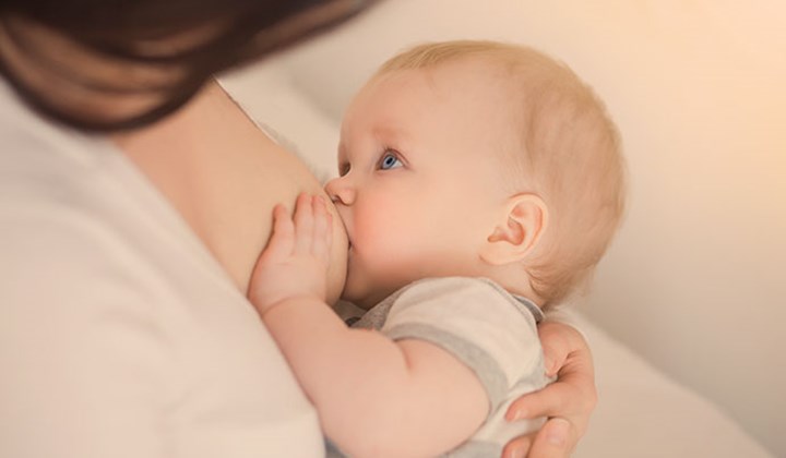 Des femmes qui allaitent Le Conseil Supérieur de la santé recommande aux femmes enceintes et allaitantes un apport quotidien de 800 I.E. par jour.