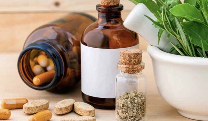 Interageert kurkuma met andere medicijnen? Mogelijks kan curcumine interageren met bepaalde geneesmiddelen als bloedverdunners.