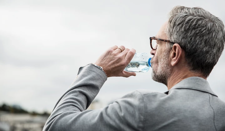 Vermijd uitdrogingsverschijnselen met O.R.S.! Veel water drinken wanneer je diarree hebt, is erg belangrijk om uitdroging te voorkomen.