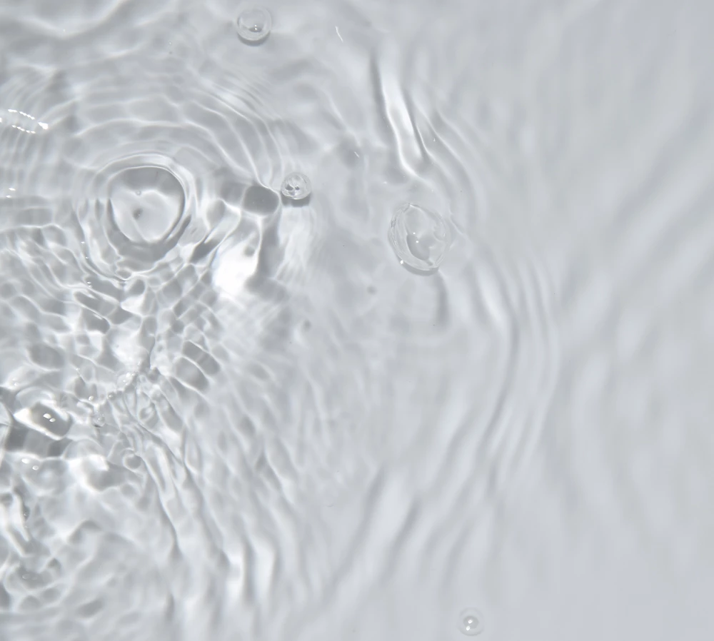 Luizen overleven contact met water. Je kind hoeft ook niet thuis te blijven.