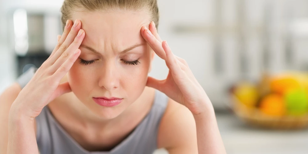 Hoofdpijn met steken door migraine
