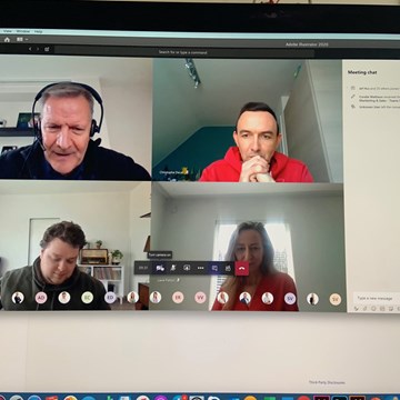 D’ABORD UNE RÉUNION AVANT DE CONTINUER À TRAVAILLER ! D’ABORD UNE RÉUNION AVANT DE CONTINUER À TRAVAILLER !