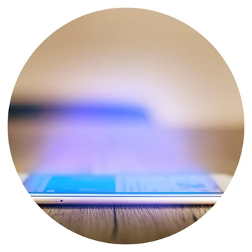 Vermijd blauw licht Blauw licht van smartphone of computer vermijden een uur voor je gaat slapen helpt om beter te slapen.