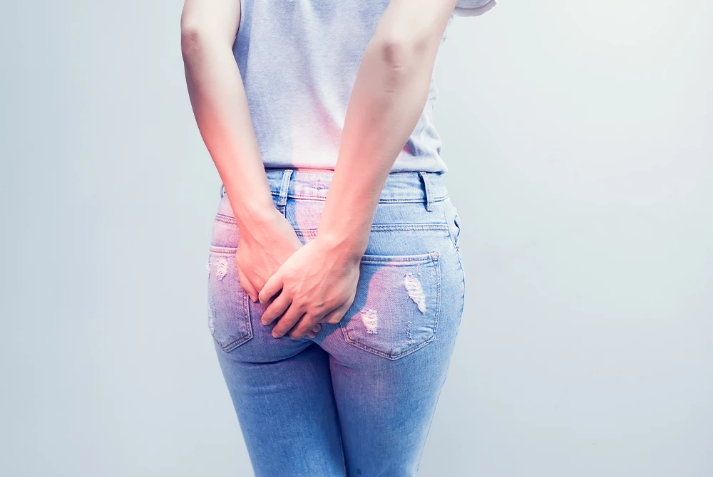 Les hémorroïdes sont des vaisseaux sanguins gonflés et affaissés à l'extrémité de votre rectum qui sont causés par une pression accrue autour du sphincter de votre anus.