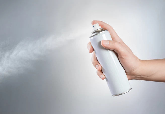 La laque à cheveux permet-elle de prévenir les poux ?